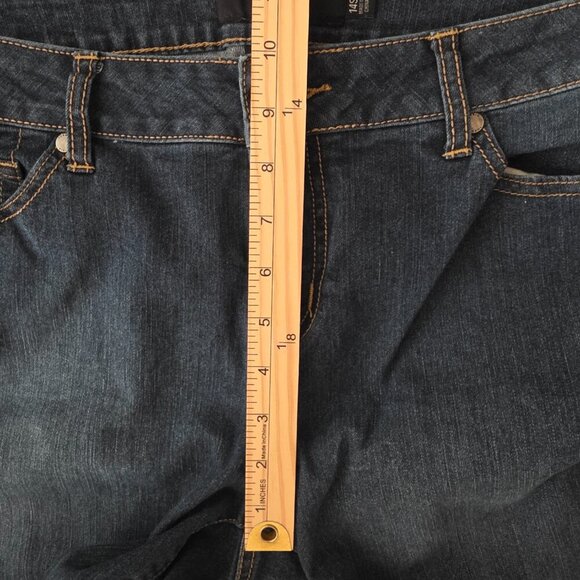 Torrid Denim Woman's Mid Rise Blue Jeans Size 14S - Picture 5 of 6